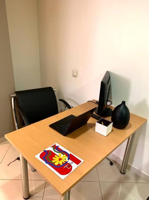 Spacious 4-Bedroom Family Home, 100M From Metro Афіни Екстер'єр фото