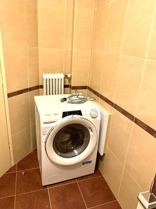 Spacious 4-Bedroom Family Home, 100M From Metro Афіни Екстер'єр фото